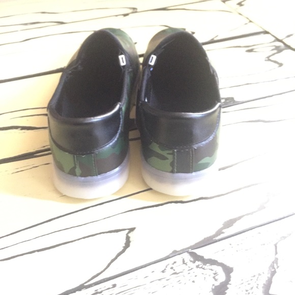Men’s army print led light up shoe - Picture 4 of 4